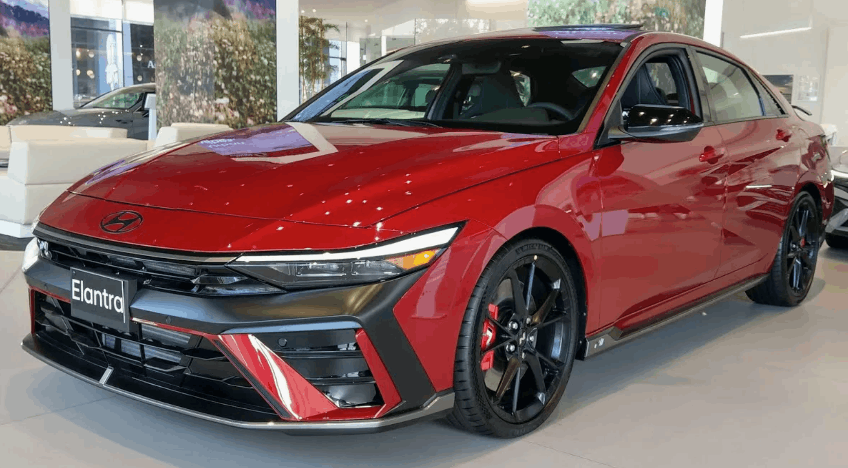 Несмотря на прекращение официальных поставок Hyundai в Россию, новые седаны Elantra по-прежнему можно приобрести благодаря альтернативным каналам ввоза.